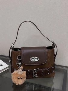 Sac bandoulière rétro marron foncé en cuir avec boucle et charm d'ours en peluche