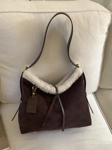 Retro dark brown tote bag with star embossing and white faux fur trim for winter commute
