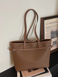 Sac fourre-tout minimaliste en cuir marron avec bandoulière et gravure tendance
