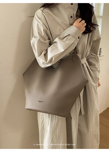 Détail du sac cabas en cuir grainé taupe avec bord supérieur ondulé et élégant