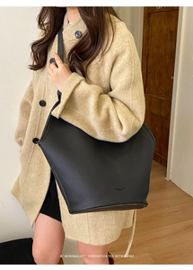 Détail du sac cabas en cuir grainé noir avec lettrage doré élégant et chic