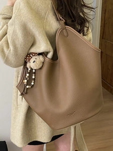 Grand sac cabas rétro marron foncé en cuir grainé avec un charmant ours en peluche