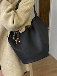 Grand cabas rétro en cuir noir grainé avec breloque ours et sangle perlée design