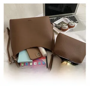 Sac fourre-tout en cuir marron montrant une grande capacité pour tablette et objets