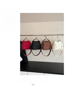 Borse a tracolla trapuntate in quattro colori con trama in nylon e spallacci regolabili