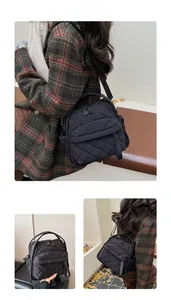 Borsa trapuntata a rombi indossata da una modella che mostra lo stile versatile e la misura