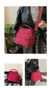 Borsa a tracolla trapuntata rosa mostrata in varie angolazioni lifestyle con un modello