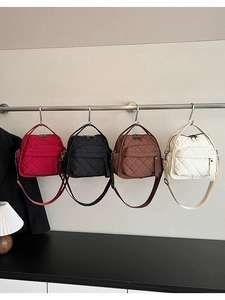 Borse a tracolla in nylon trapuntato rosse, nere, marroni e bianco crema su supporto