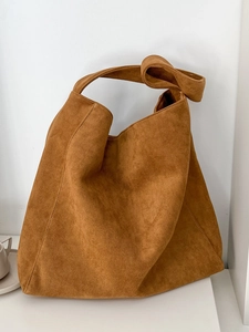 Grand sac hobo en daim camel avec bandoulière nouée et design minimaliste élégant