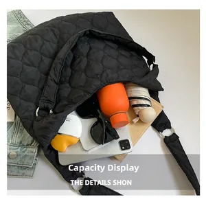 Détail de la capacité du sac fourre-tout matelassé noir avec tablette et parapluie