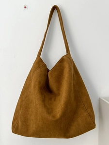 Grand sac cabas Hobo en daim caramel pour femme avec bandoulière au design minimaliste