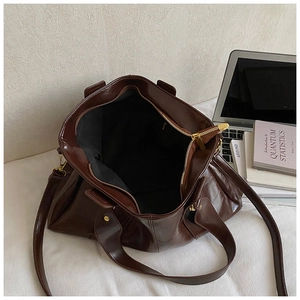 Große braune Vintage-Tragetasche mit glänzendem Finish und verstellbarem Schultergurt