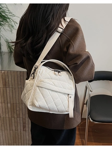 Borsa tote bianca trapuntata a spalla con trama a rombi e ampia tracolla regolabile