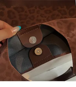 Détail du fermoir magnétique d'un sac cabas vintage à motif léopard avec doublure souple