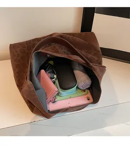 Vue détaillée de l'intérieur du sac léopard montrant sa grande capacité de rangement