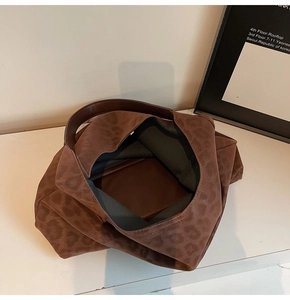 Détail du grand sac cabas imprimé léopard avec une texture douce en faux daim