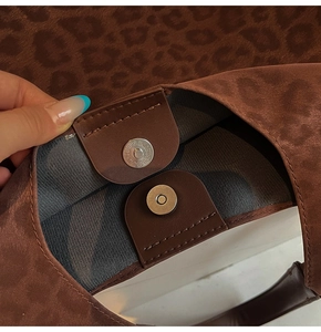Détail du sac cabas léopard vintage avec fermoir magnétique et texture suédine