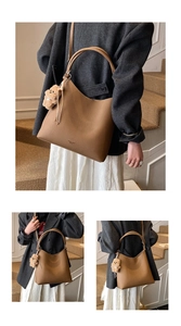 Détail d'un sac à bandoulière marron grainé avec un pendentif ours en peluche mignon