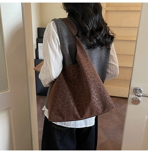 Détail de la texture léopard et de la grande capacité d'un sac cabas vintage chic