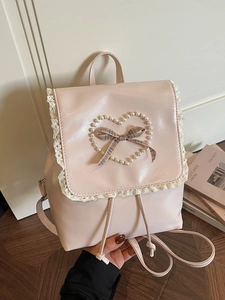Rosafarbener Spitzenrucksack mit Perlenherz und Schleife für elegante Damenmode