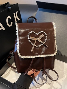 Vintage brauner Lederrucksack mit Perlenherz, Spitzenbesatz und karierter Schleife