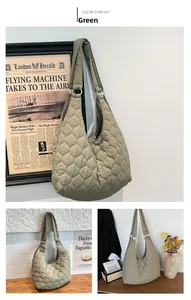 Détail du sac hobo matelassé vert olive avec grands carreaux et anneaux métalliques