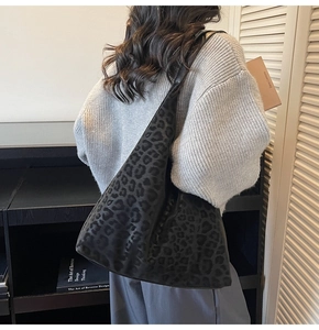 Vue détaillée du grand sac cabas à motif léopard avec texture en daim doux