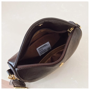 Vue détaillée de l'intérieur du sac oreiller en cuir marron avec poche et zip doré