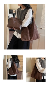 Détail d'un ensemble cabas imprimé léopard avec sa petite pochette assortie de luxe
