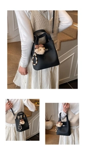 Sac seau noir motif litchi avec breloque ours en peluche et sangle de perles