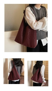 Détail du grand sac cabas bordeaux à motif léopard en velours doux pour femmes