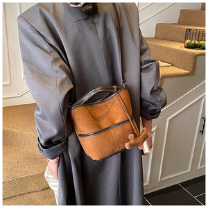Sac seau en daim marron avec porte-clés chien et bandoulière réglable pratique