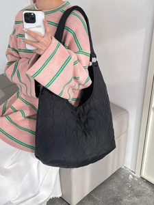Schicke schwarze gesteppte Hobo-Schultertasche aus leichtem Nylon für den Alltag