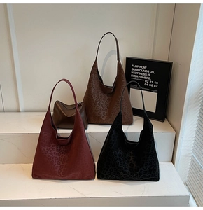 Collection de sacs cabas en daim à imprimé léopard en diverses couleurs sur des présentoirs