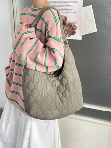 Grüne gesteppte Damen-Schultertasche mit weicher Textur und modernem Wolken-Design