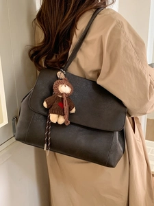 Damen Retro Große Kapazität PU Leder Umhängetasche Minimalistische Klappe Crossbody Tote Handtasche Mit Bärenanhänger Für Pendeln