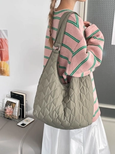 Schicke gesteppte Hobo-Tasche in Olivgrün mit stilvollem Herzmuster für Damen