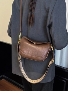 Sac bandoulière demi-lune marron foncé avec texture cuir rétro et deux types de bandoulières