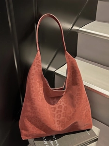 Grand sac cabas à motif léopard rouge brique avec poignée intégrée au design moderne