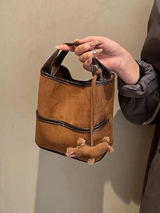 Sac Seau Rétro en Suédine PU pour Femmes Mode Surpiqûres Contrastées Sac à Main avec Pendentif Chien en Peluche Marron Sac Bandoulière