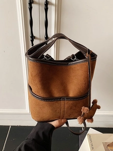Sac seau vintage en daim marron avec surpiqûres et charmant pendentif en forme de chiot