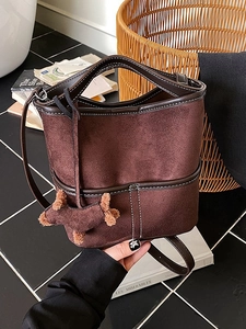 Sac seau rétro en daim marron avec breloque chien et coutures contrastées