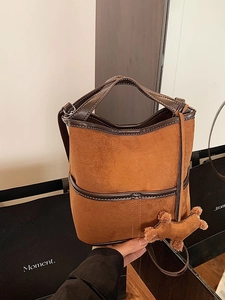 Sac seau vintage en daim marron avec garniture en cuir et breloque chiot sur la lanière