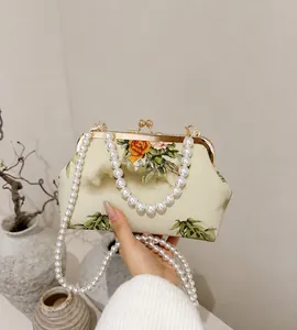 Detailopname van geborduurde handtas in Chinese stijl met luxe parel draagriem