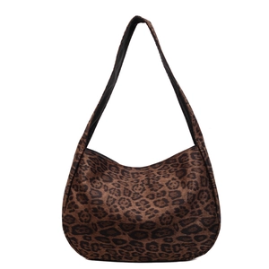 Bolso hobo vintage con estampado de leopardo en ante mate y correa de hombro espaciosa