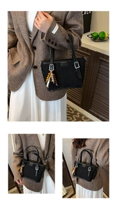 Sac à main noir plissé avec perles colorées et plusieurs options de portage quotidiennes