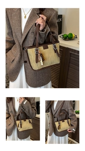 Détail du cabas plissé beige avec bordure marron foncé et pendentif en perles rétro