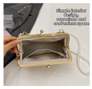 Vista interna del bolso de fiesta de estilo chino con bolsillo y cadena de perlas
