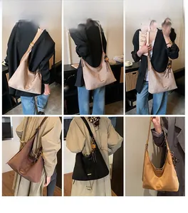 Détails de grands sacs fourre-tout en suède en quatre couleurs avec pompons et logo métal