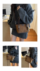 Détail du sac trapèze plissé marron avec doubles poignées et accessoire de perles